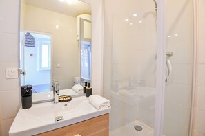 Douche, sèche-cheveux, serviettes fournies