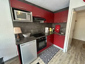 Réfrigérateur, micro-ondes, four, cafetière/bouilloire