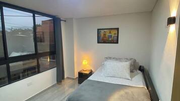 2 quartos, ferros/tábuas de passar roupa, Wi-Fi, roupa de cama
