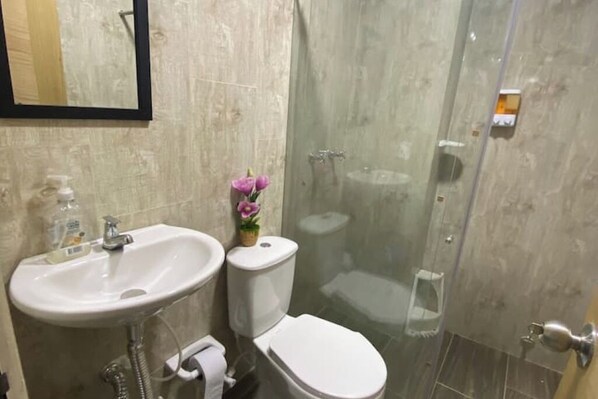 Dusche, Haartrockner, Handtücher, Seife