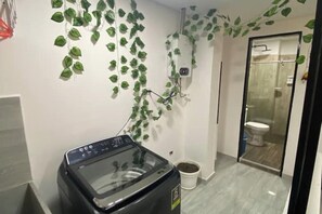 Dusche, Haartrockner, Handtücher, Seife