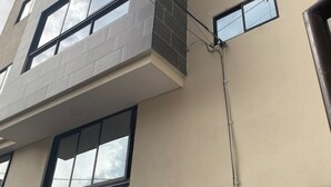 Un bâtiment moderne doté de grandes fenêtres et d’une façade plane.
