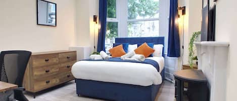 1 habitación, tabla de planchar con plancha, wifi gratis y ropa de cama