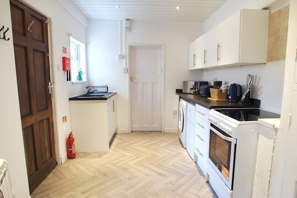 Fridge, microwave, oven, stovetop - Bright 1BR W/ WiFi | Morecambe Coastal Bay Walk (Lancashire)