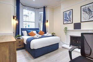 1 habitación, tabla de planchar con plancha, wifi gratis y ropa de cama 
