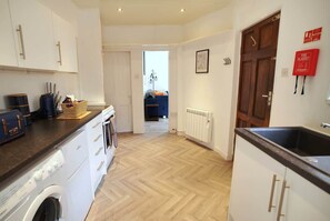 Fridge, microwave, oven, stovetop - Bright 1BR W/ WiFi | Morecambe Coastal Bay Walk (Lancashire)