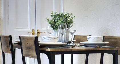 New! Stylish 2 Bed Apt Ideal for business & Family
