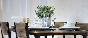 New! Stylish 2 Bed Apt Ideal for business & Family