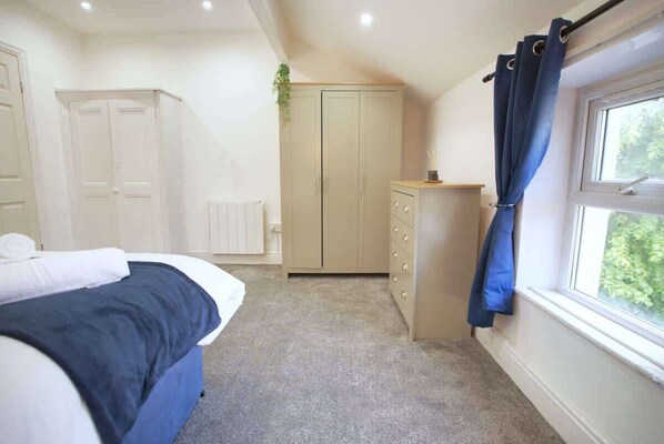 3 habitaciones, tabla de planchar con plancha, wifi y ropa de cama