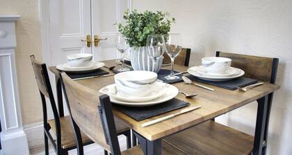 New! Stylish 2 Bed Apt Ideal for business & Family