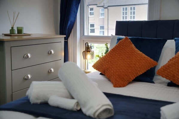 3 habitaciones, tabla de planchar con plancha, wifi y ropa de cama 