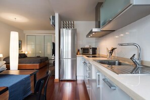 ثلاجة، ميكروويف، فرن، موقد طهي مسطح