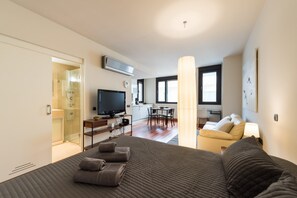 Desk, iron/ironing board, travel cot - Apartment Las Palmas near Las Canteras Beach (Las Palmas de Gran Canaria)