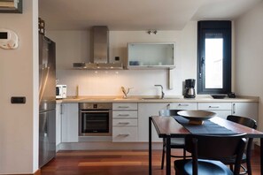 ثلاجة، ميكروويف، فرن، موقد طهي مسطح