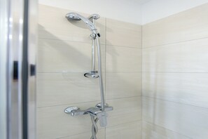 Douche, sèche-cheveux, serviettes fournies