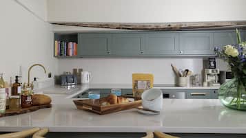Coffee/tea maker, fridge, microwave, oven