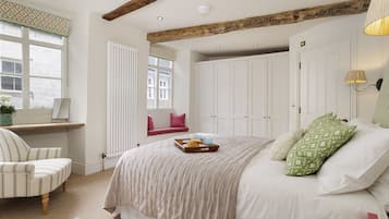 2 bedrooms, desk, iron/ironing board, travel crib