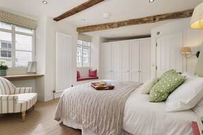 2 bedrooms, desk, iron/ironing board, travel cot