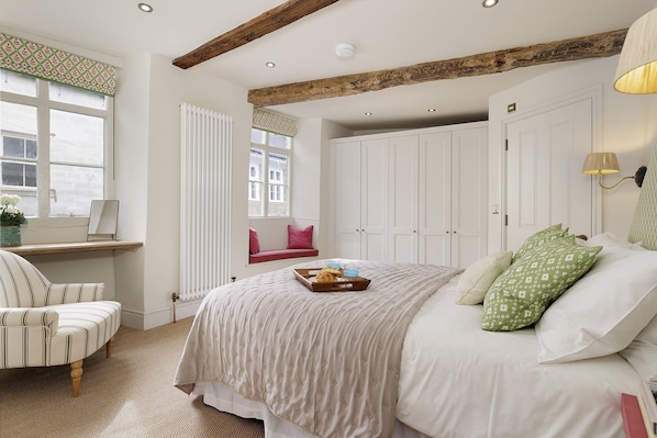 2 Schlafzimmer, Schreibtisch, Bügeleisen/Bügelbrett, Reisekinderbett