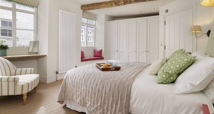 Beautifully presented dog friendly - The Barley Apartment