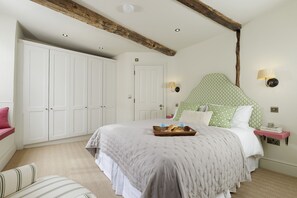 2 soverom, skrivebord, strykejern/-brett og reiseseng for barn