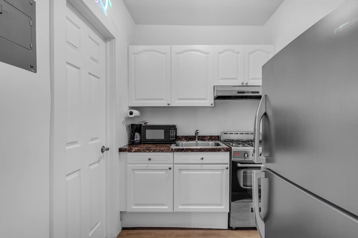 Kjøleskap, mikrobølgeovn, ovn og kokeplater