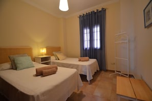 2 chambres, fer et planche à repasser, Wi-Fi gratuit, draps fournis