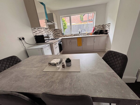 House | Private kitchen | Fridge, microwave, oven, stovetop