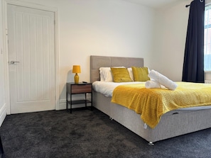 House | 4 bedrooms, iron/ironing board, free WiFi, bed sheets
