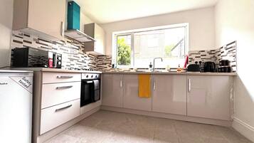 House | Private kitchen | Fridge, microwave, oven, stovetop