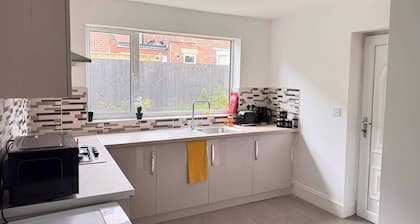 City Centre-4 Br-sleeps 7-garden-free Parking