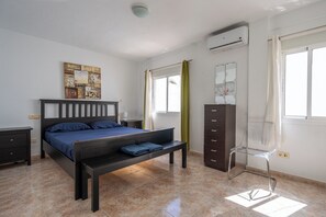 Apartment | 3 bedrooms, iron/ironing board, free WiFi, bed sheets