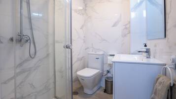 Ducha, secador de pelo, toallas