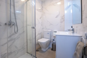 Appartement | Salle de bain | Douche, sèche-cheveux, serviettes fournies