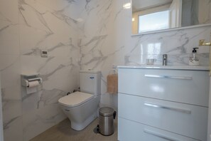 Appartement | Salle de bain | Douche, sèche-cheveux, serviettes fournies