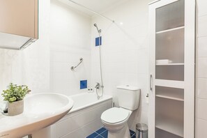 Séchoir à cheveux, serviettes fournies, savon, papier de toilette