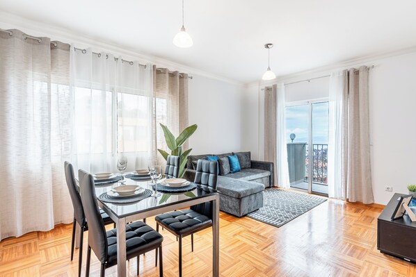 Smart TV - Sapphire Scape Assomada Madeira by GRM (Caniço)