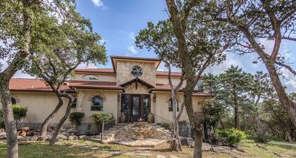 Luxury Hilltop Retreat - 20 acres - Canyon Lake Views - Wedding & Reunion Ready