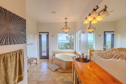 Luxury Hilltop Retreat - 20 acres - Canyon Lake Views - Wedding & Reunion Ready