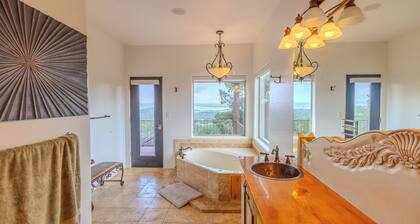 Luxury Hilltop Retreat - 20 acres - Canyon Lake Views - Wedding & Reunion Ready