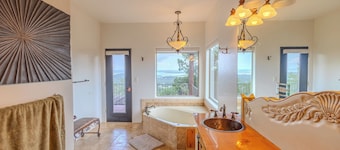 Luxury Hilltop Retreat - 20 acres - Canyon Lake Views - Wedding & Reunion Ready