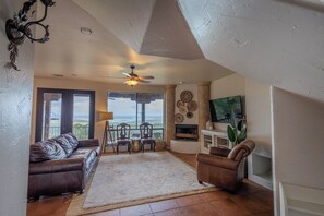 Smart TV, fireplace - Luxury Hilltop Retreat - 20 acres - Canyon Lake Views - Wedding & Reunion Ready (Canyon Lake)
