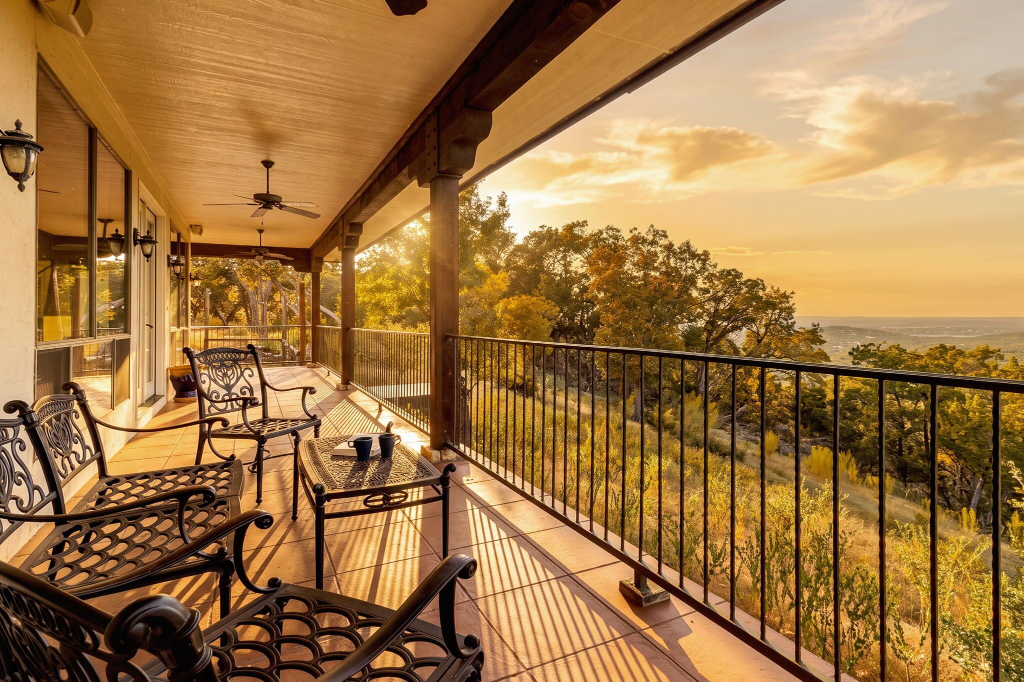 Ein überdachter Balkon mit Sitzmöbeln und Blick auf die umliegende Landschaft.
