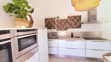 Fridge, oven, stovetop, coffee/tea maker