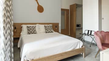 Luxury Double Room | Minibar, in-room safe, individually decorated, desk