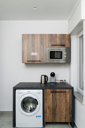 Fridge, microwave, oven, stovetop - Salvator Rosa Rooms (Naples)