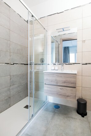 Shower, hair dryer, slippers, towels - Salvator Rosa Rooms (Naples)