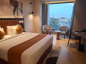 Habitación Premium, 1 cama King size, para no fumadores | Edredón, minibar, caja de seguridad en la habitación y escritorio