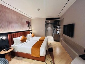Cubrecamas, minibar, caja de seguridad en la habitación y escritorio 