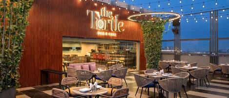 2 restaurants; breakfast, lunch, and dinner served